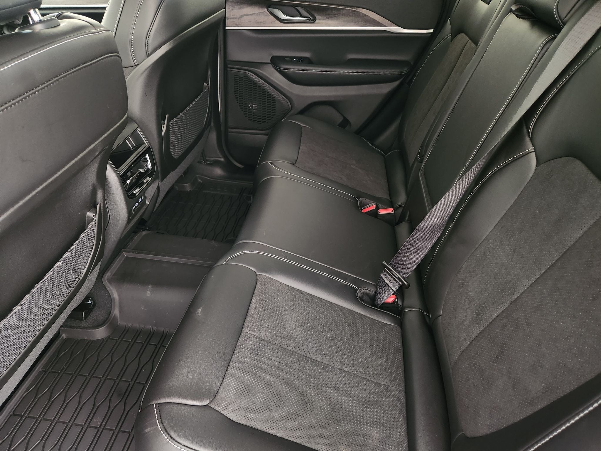 2027 Jeep Grand Cherokee Laredo Altitude