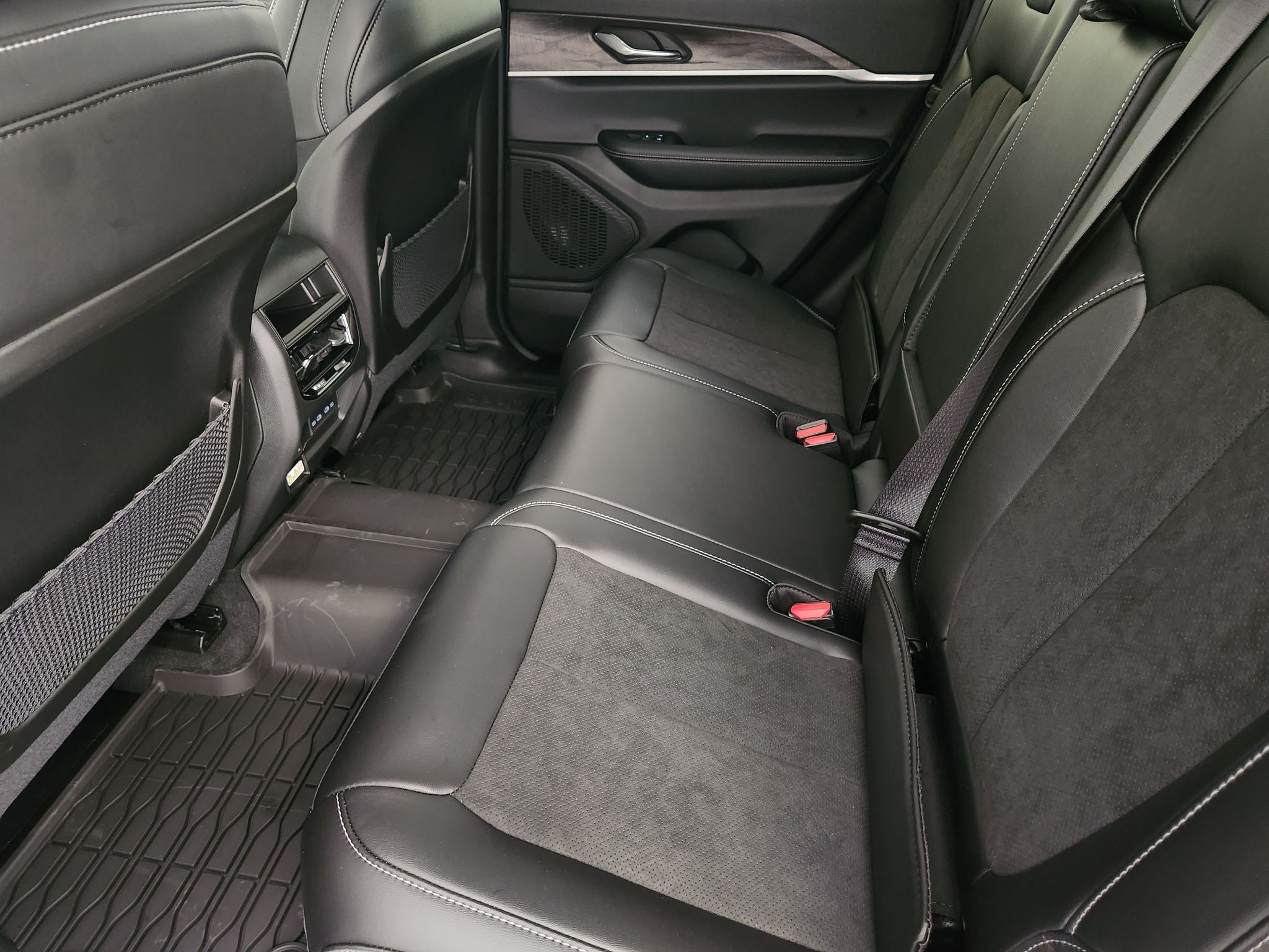 2027 Jeep Grand Cherokee Laredo Altitude