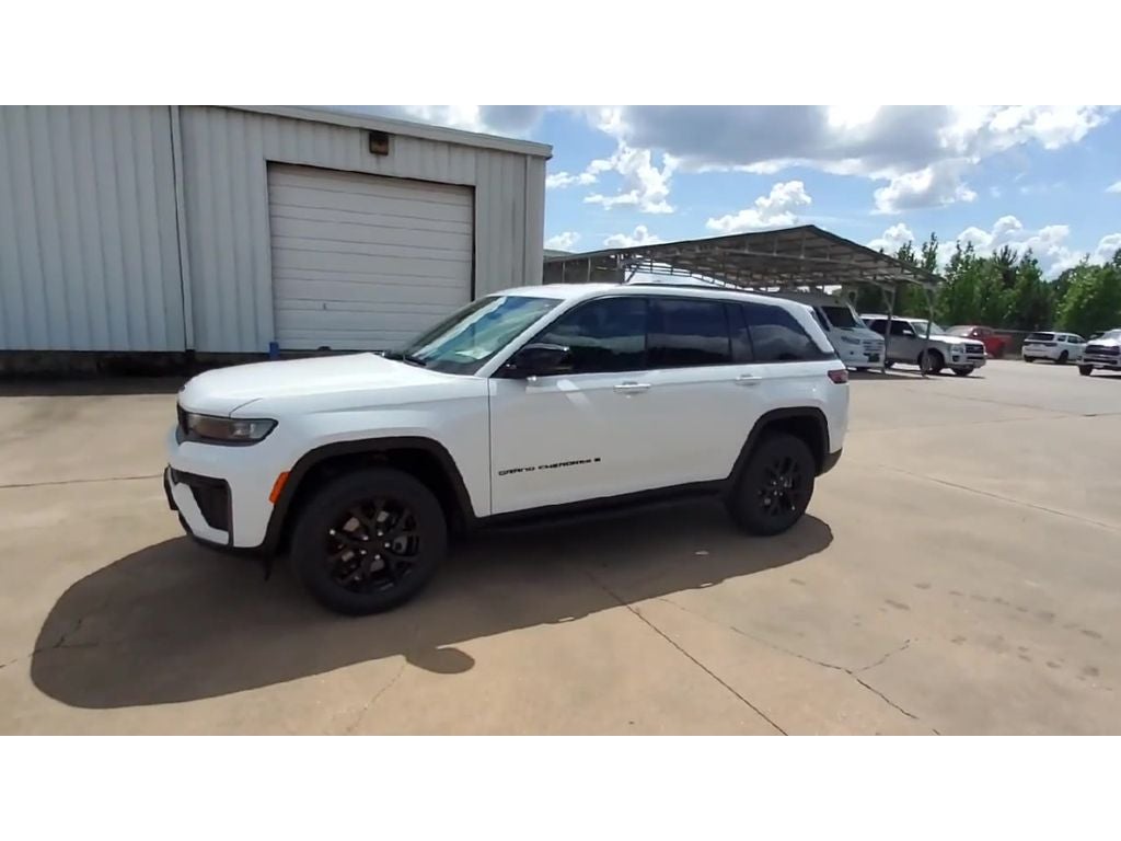2026 Jeep Grand Cherokee Laredo Altitude