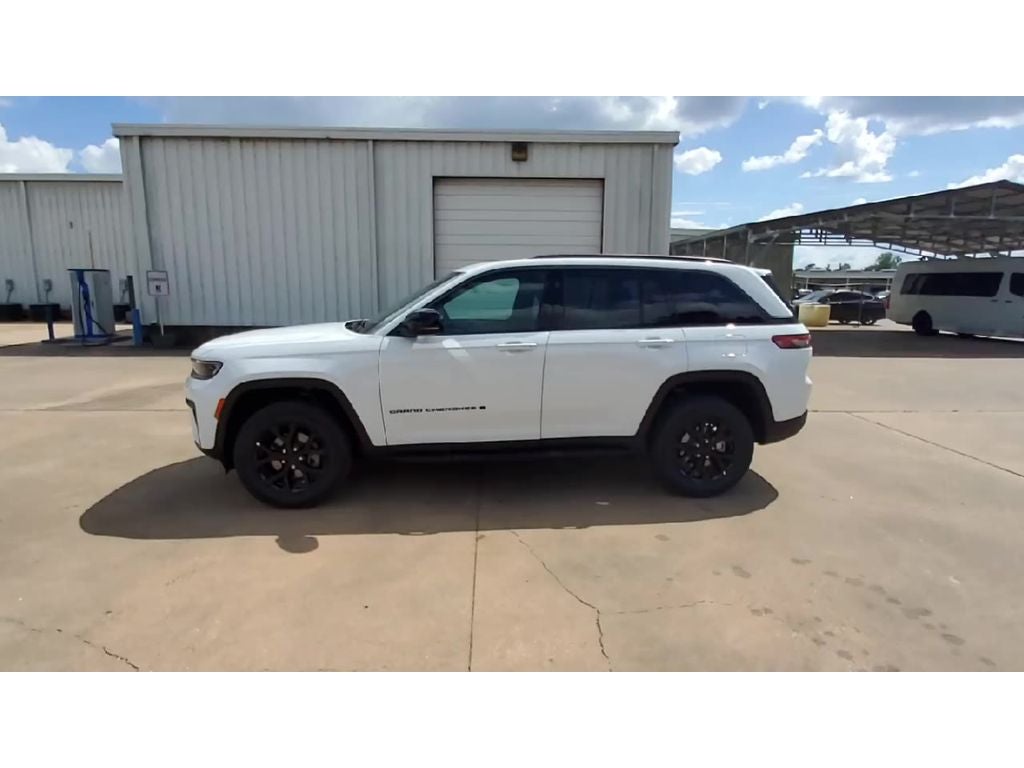 2026 Jeep Grand Cherokee Laredo Altitude