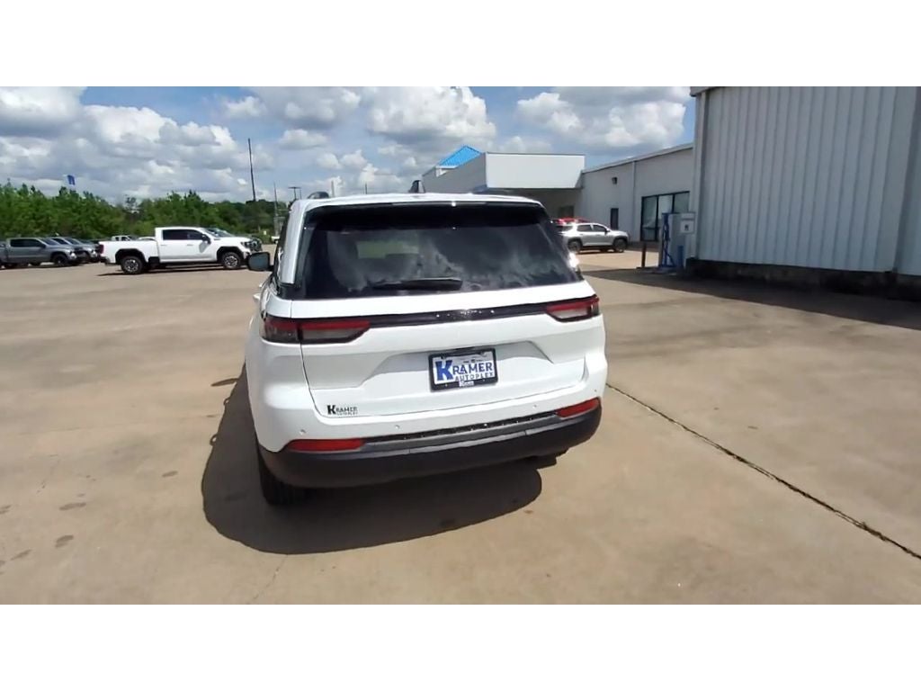 2026 Jeep Grand Cherokee Laredo Altitude