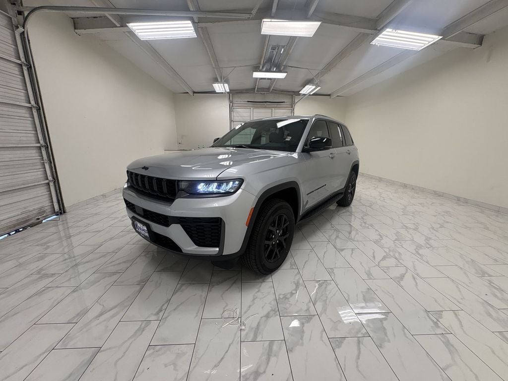 2026 Jeep Grand Cherokee Laredo Altitude