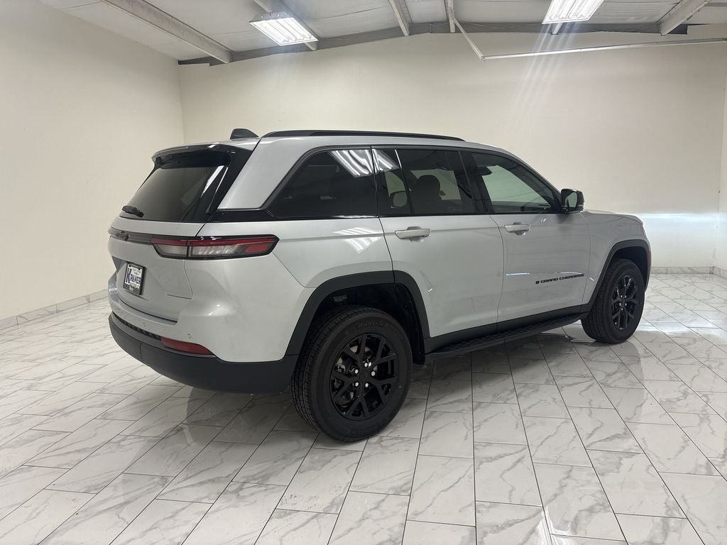2026 Jeep Grand Cherokee Laredo Altitude