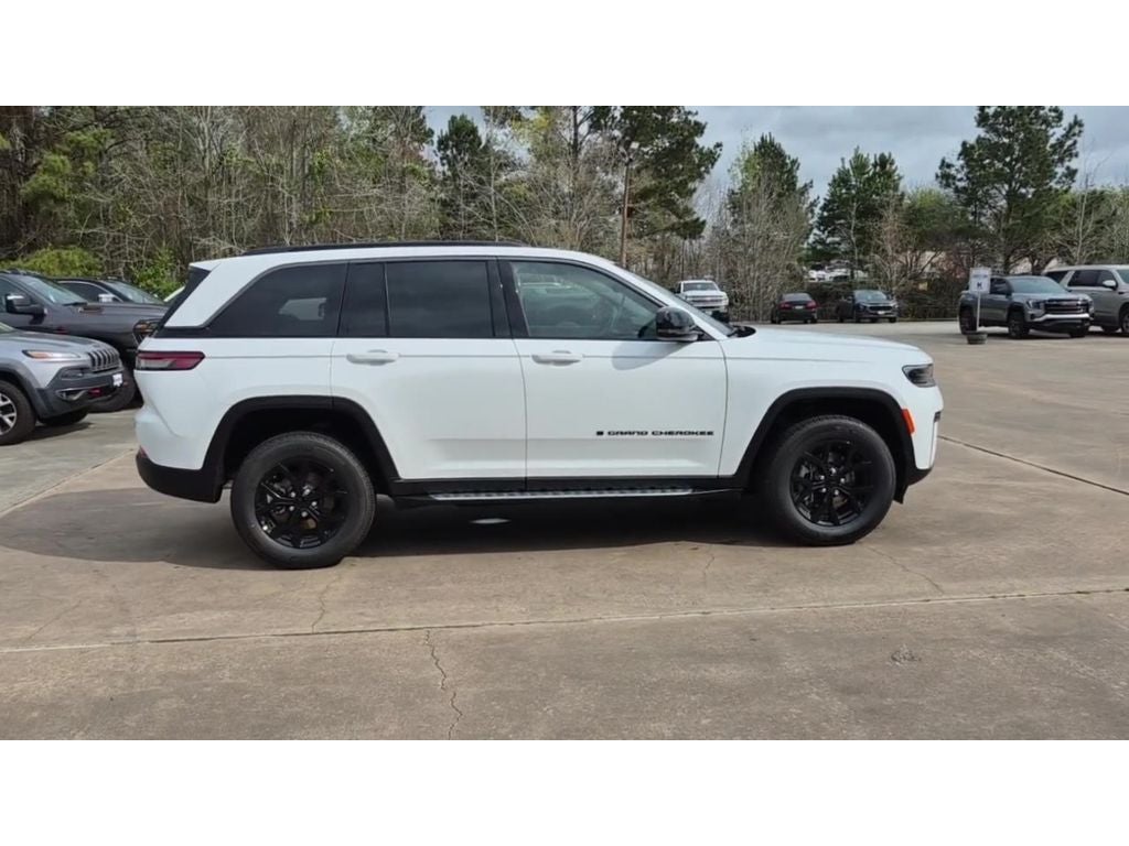 2026 Jeep Grand Cherokee Laredo Altitude