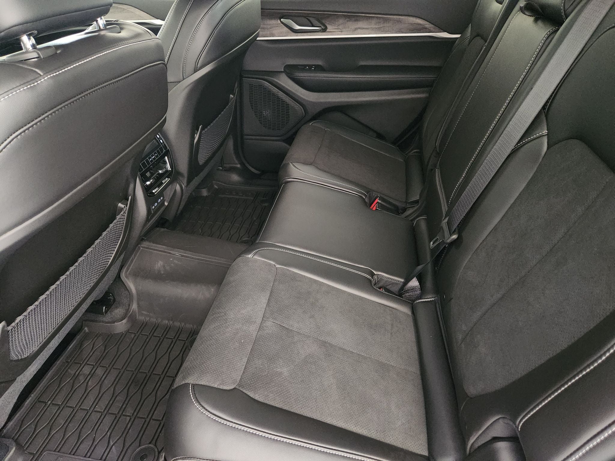 2027 Jeep Grand Cherokee Laredo Altitude
