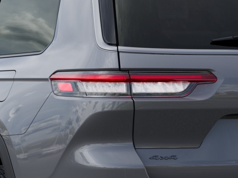 2027 Jeep Grand Cherokee Laredo / Altitude