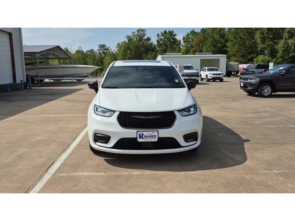 2026 Chrysler Pacifica Select