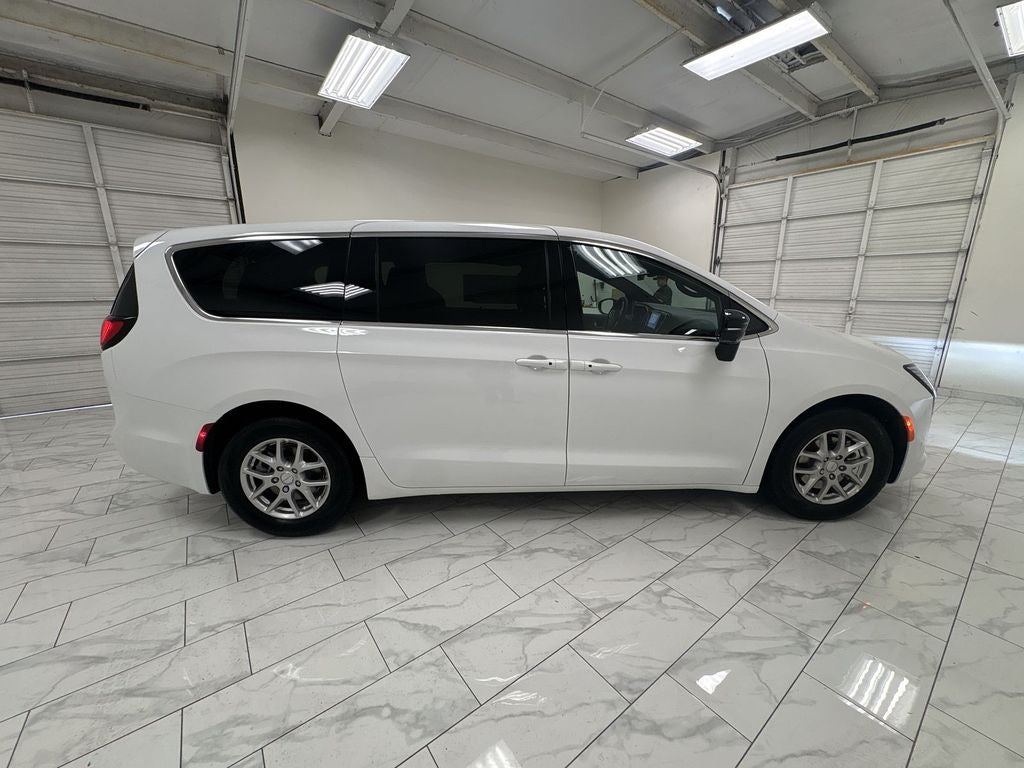 2027 Chrysler Pacifica Select