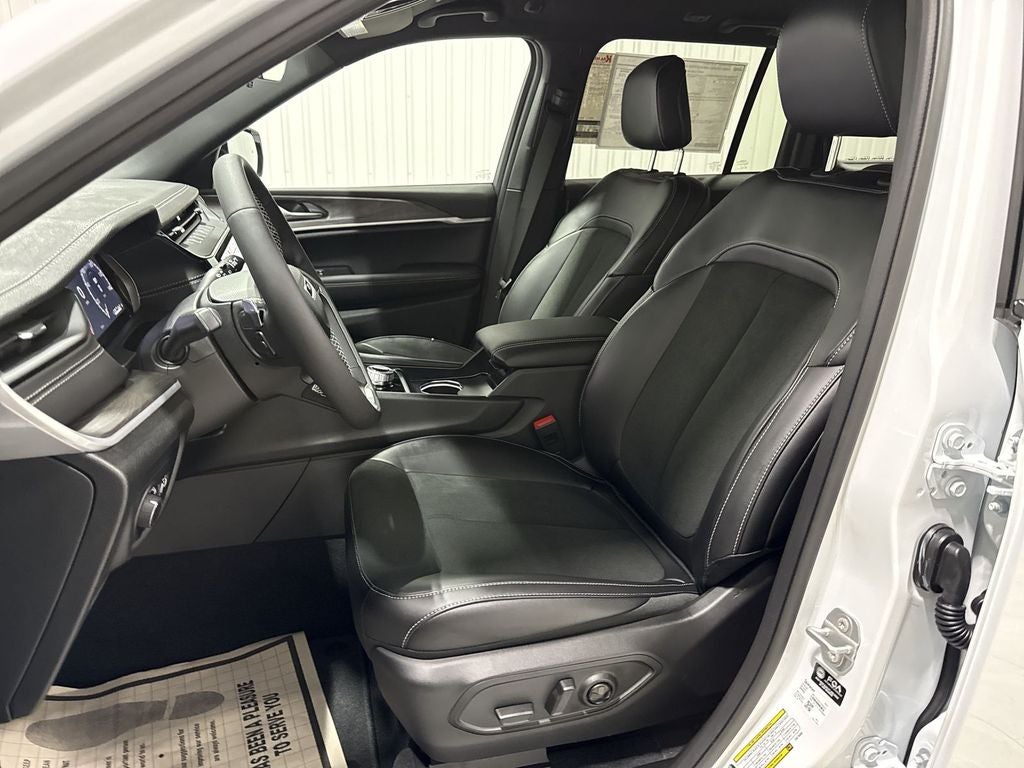 2026 Jeep Grand Cherokee GRAND CHEROKEE LAREDO ALTITUDE 4X2