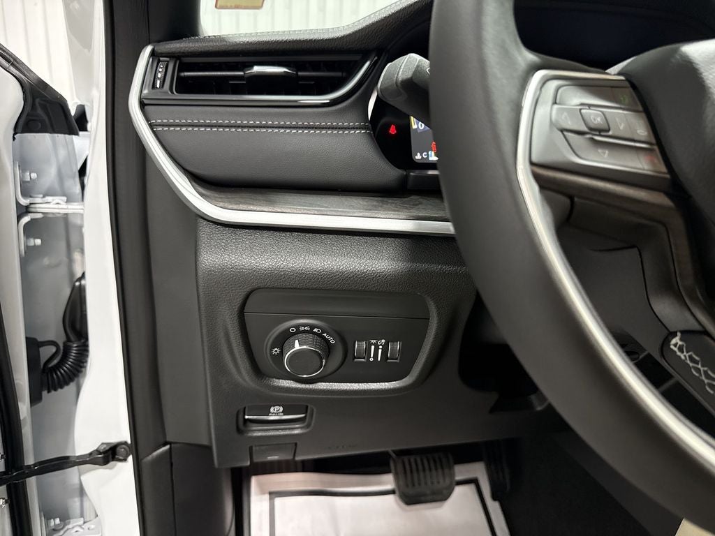 2026 Jeep Grand Cherokee GRAND CHEROKEE L LAREDO ALTITUDE 4X2